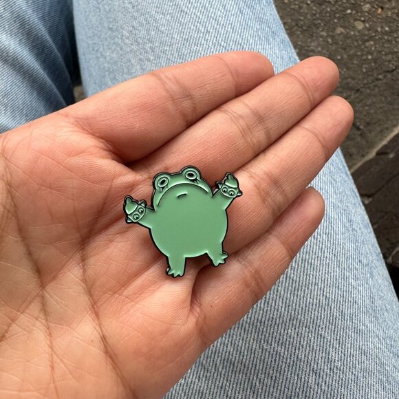 ☀️Enamel Pin Punk Frog Giving The Finger Broch GreenAnimal alloy Badge New Oz☀️ - Picture 3 of 6